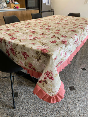 Tovaglia modello con volantino fantasia RUBRA