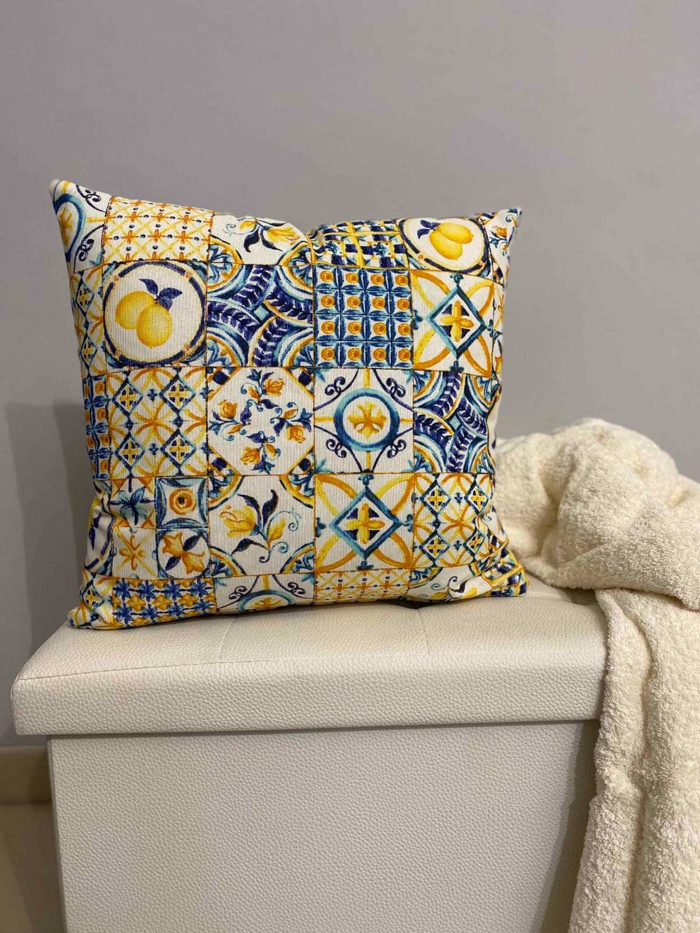 Cuscino arredo fantasia mattonella blu e limoni
