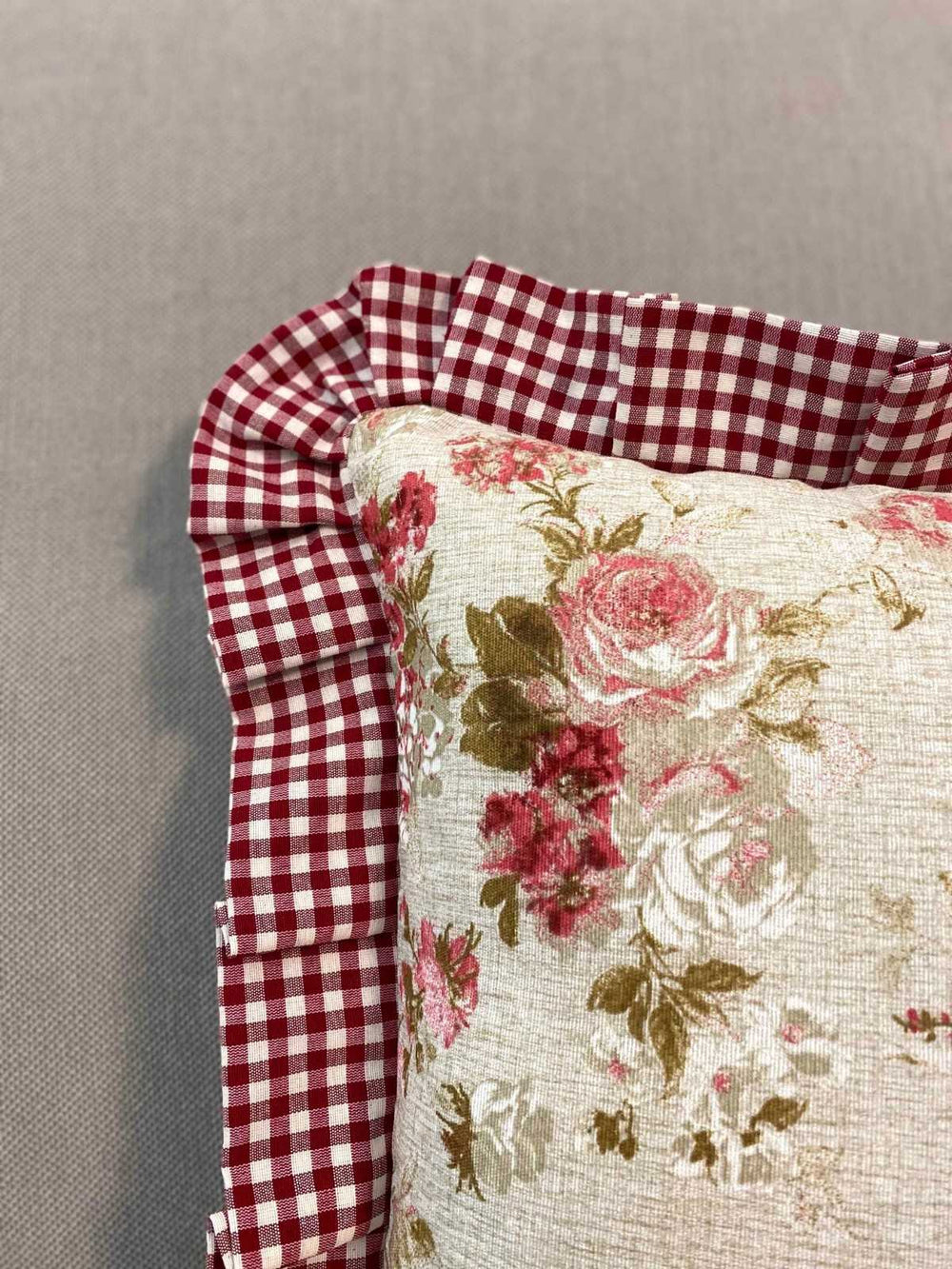 Cuscino arredo romantic fantasia floreal amaranto e quadrettato